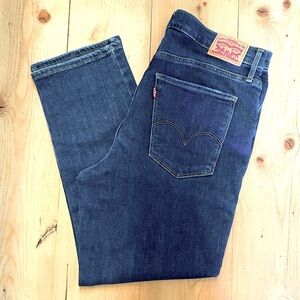 Women’s Levi’s 724 High Rise Straight Crop Jeans. Size 31 (Size 12). Dark Wash.